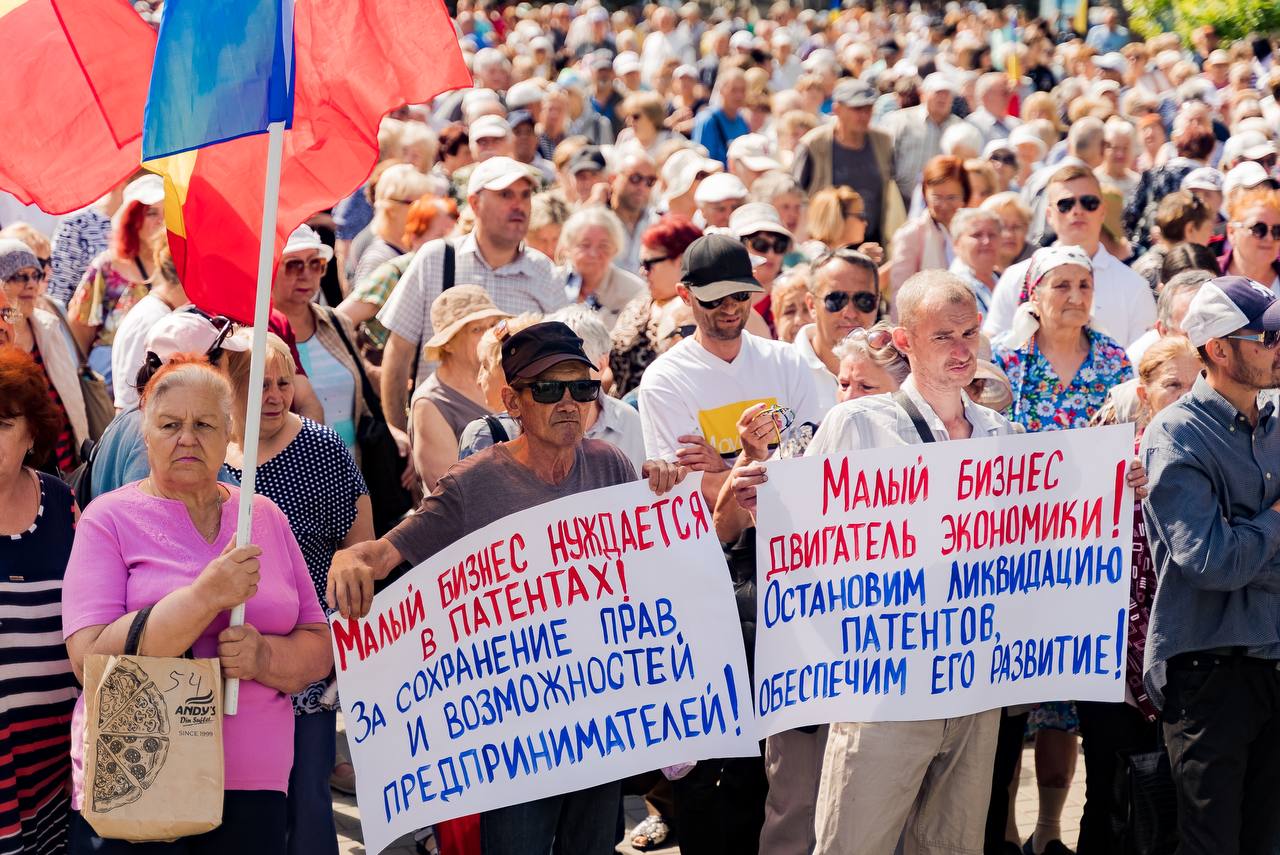 Патентообладатели и другие граждане откликнулись на призыв Илана Шора и вышли на улицы, требуя защиты прав мелких предпринимателей: «Не отбирайте у нас кусок хлеба. Мы хотим работать дома!»